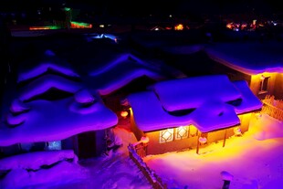 雪夜中的温馨村落