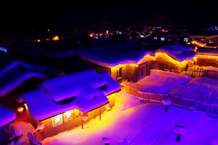 雪夜中的温暖灯火村落