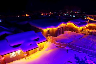 雪夜中灯火璀璨的村落