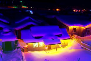 雪夜中的梦幻灯光村落