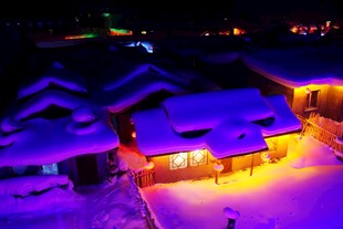 雪夜中的温馨村落