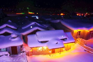 雪夜中的温馨村落