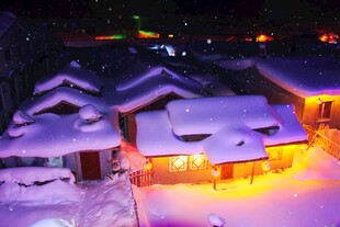 雪夜中的温馨灯火小屋