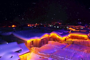 雪夜村庄灯火璀璨美景