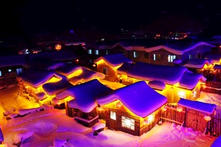 雪夜中的温馨灯火小村落