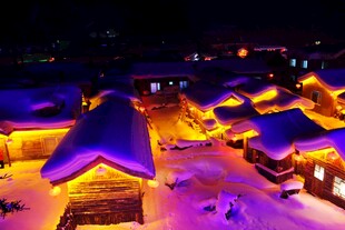 雪夜中的温暖灯火村落