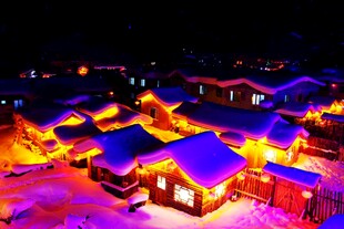 雪夜中的温暖灯火小屋