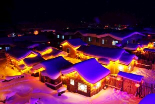 雪夜中的温馨灯火村落