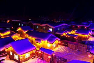 雪夜中的温暖灯火村落