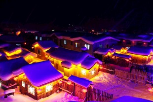 雪夜中的梦幻灯光村落