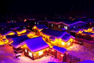 雪夜中的梦幻灯光小屋