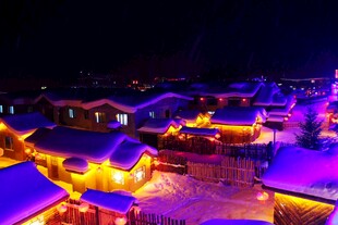 雪乡夜景 梦幻灯光小屋