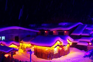 雪夜中的梦幻灯光小屋