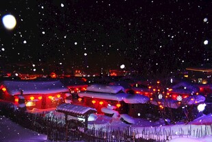 雪夜中的绚烂灯火村落