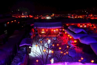 雪夜灯火璀璨的梦幻村落