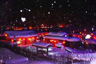 雪夜中的梦幻灯火村落