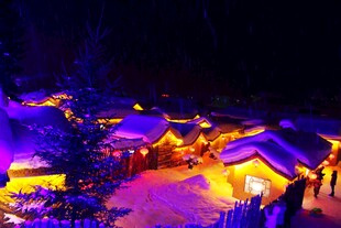 雪夜中的梦幻灯光小屋
