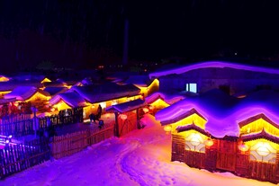 雪夜中的梦幻灯光小屋