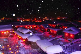 雪夜中灯火璀璨的村落