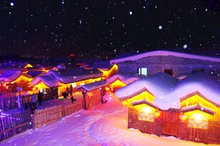 雪夜中灯火通明的温馨小屋