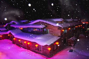 雪夜中的梦幻暖色小屋