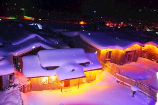 雪夜中的温馨灯火村落
