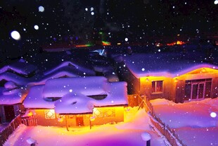 雪夜中的温馨灯火小屋