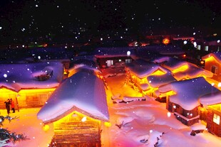 雪夜中的梦幻灯火村落