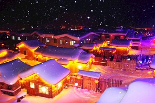 雪夜中的梦幻灯火村落