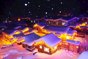 雪夜中的温馨灯火村落