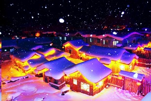 雪夜中的温馨灯火小村庄