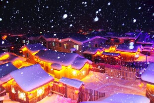 雪夜中的温馨灯火村落