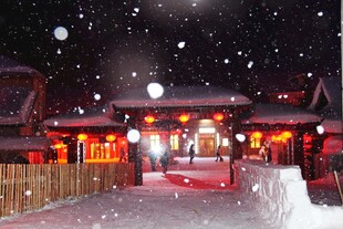 雪夜中的中式灯火景观