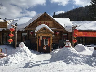 雪覆木屋的冬日温馨景象