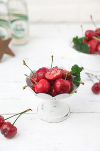 瓷碗中的新鲜红樱桃