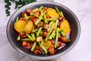 红烧肉豆角土豆炖菜