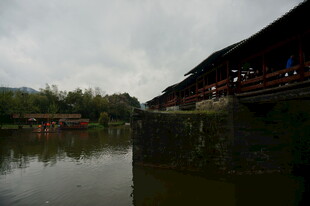 水乡河畔的古朴建筑景观