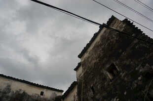 老旧房屋与阴沉天空