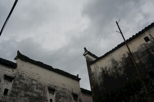 阴天里的古朴中式建筑