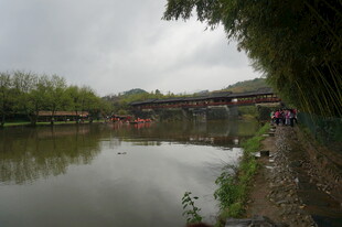 湖畔古桥风景