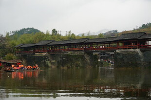 烟雨古桥映于平静水面