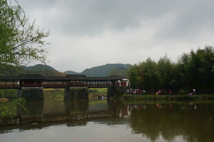 湖畔廊桥 山水相映成趣