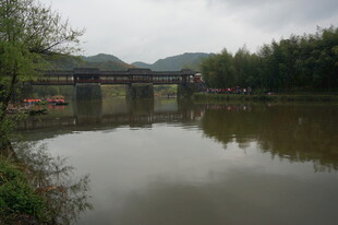 宁静河畔的桥景风光