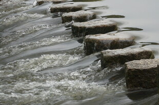 水中汀步 潺潺流水之景