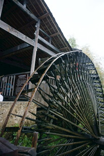 古老水车旁的木质建筑