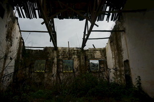 废弃破旧房屋内景