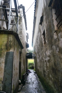 狭窄潮湿的老旧小巷