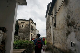 古巷中漫步的行人