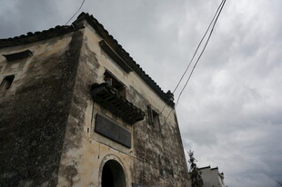 古老斑驳的石砌建筑