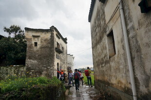雨中漫步古老街巷